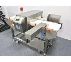 Máy dò kim loại tự động điều chỉnh độ nhạy băng tải có chức năng loại bỏ vật phẩm lỗi 