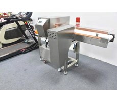 Máy dò kim loại có nắp che bụi được lắp đặt trong phần mở rộng kênh 