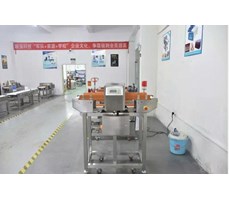 Giá máy dò kim loại thực phẩm băng tải công nghiệp với hệ thống tự động loại bỏ vật phẩm lỗi 