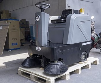Xe quét rác nhà xưởng ngồi lái Kumisai KMS-1250E
