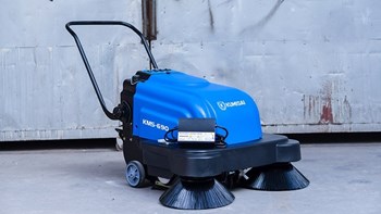 Máy quét rác đẩy tay chạy ắc quy Kumisai KMS 690