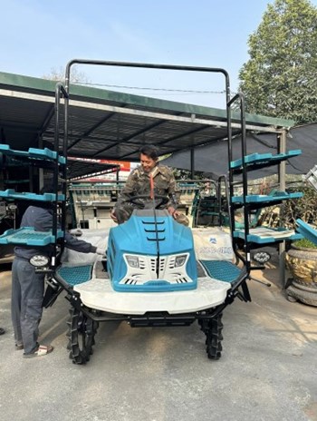 Máy cấy lúa ngồi lái 6 hàng chạy dầu HK- 6D1