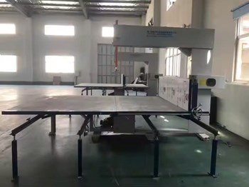Máy cắt xốp đứng 