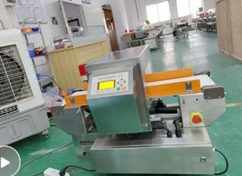 Máy dò kim loại tự động mini dành cho thực phẩm thủy sản 
