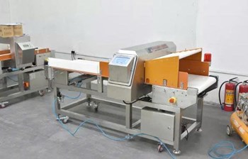 Máy dò kim loại với phần đầu nhô ra 