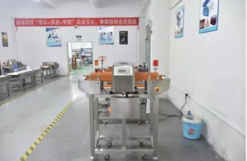 Giá máy dò kim loại thực phẩm băng tải công nghiệp với hệ thống tự động loại bỏ vật phẩm lỗi 