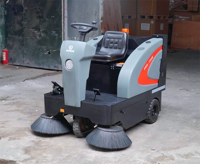 xe quet rac ngoi lai kumisai kms-1350e hinh 0