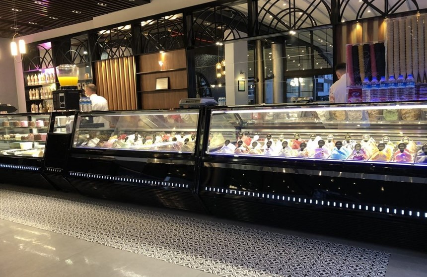 tu trung bay kem prisma  hinh 0