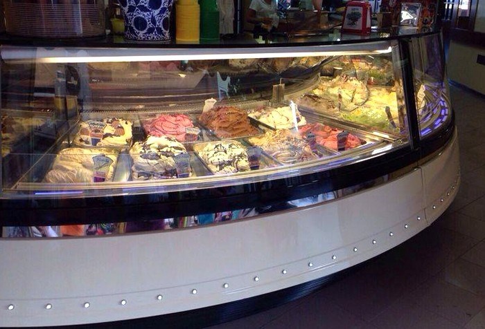 tu trung bay kem kinh cong prisma s45 hinh 1