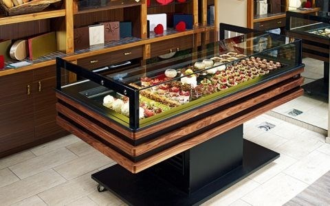 tu trung bay banh teos t hinh 0