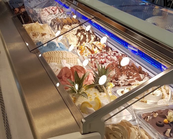 tu trung bay banh kem symrna moi 30 khay  hinh 1