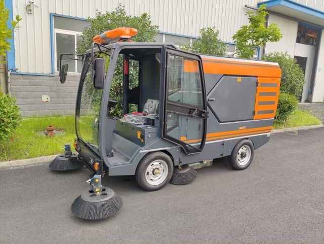 xe quet rac hut bui do thi ngoi lai cabin kin u220car hinh 0