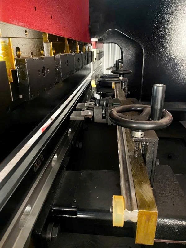 may chan cnc truc duoi len 50t1600 hinh 2